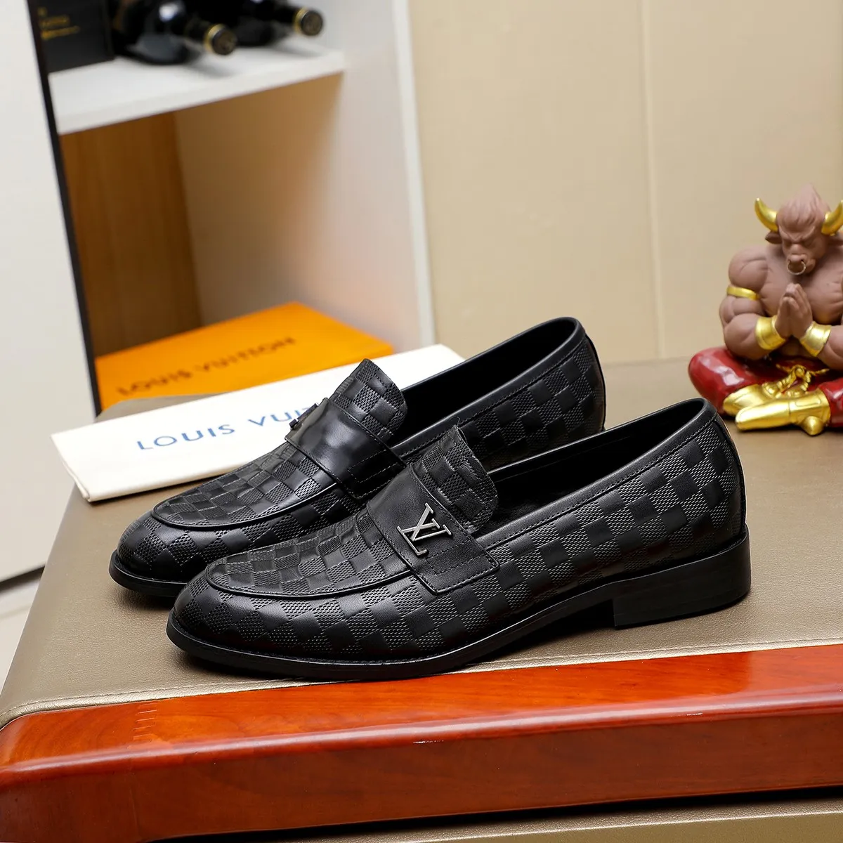 Men's Men's Shoes 💰420 💰[Louis Vuitton] LV high-end business formal leather shoes! ! Luxurious and elegant style, equal emphasis on practicality and style, professional focus on details and quality, counter original 1⃣️: 1⃣️ super accurate reproduction👍🏻! Material: The upper is made of imported original soft 🐂cowhide ➕imported first-layer sheepskin lining. Original anti-slip and wear-resistant outsole! Code number: 39--45, (38.46 custom-made) Large quantities in stock!